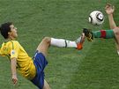 Fotbalový kankán v podání Nilmara z Brazílie (vlevo) a\ portugalského hráe...