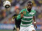 Za míem jde Didier Drogba, kapitán týmu Pobeí slonoviny