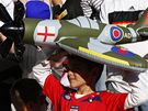 Anglický fanouek s nafukovací maketou bombardéru britského Královského letectva