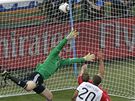 Anglický stoper Upson (skrytý ze Boatengem) dává hlavou gól nmeckému brankái Neuerovi