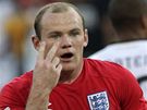 Útoník Rooney se má emu divit, sudí Anglianm neuznali regulérní gól...