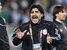 Argentinský kou Maradona burcuje své svence ped osmifinálovým utkáním s