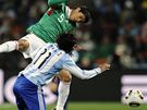 Mexian Osorio v souboji s argentinským útoníkem Tevezem