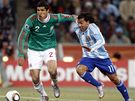 Za míem se enou mexický zadák Rodriguez (vlevo) a argentinský útoník Tevez