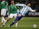 Argentinského útoníka Messiho nedovolen zastavuje Torrado z Mexika