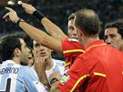 Italský rozhodí Rosetti po konzultaci s pomezním ukazuje, e argentinský gól z ofsajdu platí...