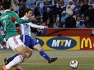 Argentinský útoník Higuaín dává druhý gól do mexické sít