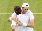 John Isner (elem) a Nicolas Mahut v objetí po nejdelím zápasu tenisové historie.