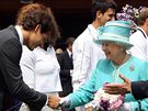 Roger Federer si ve Wimbledonu podává ruku s anglickou královnou Albtou II.
