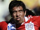 HLAVIKA. Paraguayský fotbalista Cáceres hlavikuje mí na slovenskou bránu.