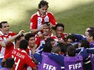 GÓL. Paraguaytí fotbalisté se radují z gólu Very.