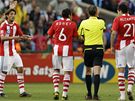 HÁDKA. Fotbalisté Paraguaye se hádají s rozhodím.