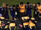 DÁME JE! Fotbalisté Japonska se hecují ped pokutovými kopy.