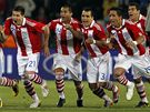 JDOU DÁL. Fotbalisté Paraguaye se radují z postupu do tvrtfinále.