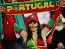 PORTUGALSKO. Fanynka podporuje portugalské fotbalisty v osmifinále mistrovství svta.