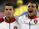 HYMNA. Cristiano Ronaldo (vlevo) a Eduardo zpívají portugalskou hymnu ped zápasem.