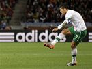 STELA. Portugalský kapitán Cristiano Ronaldo pálí na panlskou bránu.