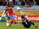 GÓL. panlský útoník David Villa stílí gól do portugalské sít. Stelu nechytil branká Eduardo.