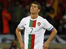 PORTUGALSKÝ SMUTEK. Portugaltí fotbalisté jsou rozmrzelí z inkasované branky.