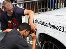 Fandové Clevelandu Cavaliers se podepisují na auto bhem akce LeBron Appreciation Day