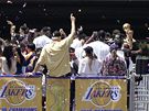 Hrái Los Angeles Lakers slaví vítzství v NBA se svými fanouky