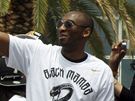 Kobe Bryant, lídr Los Angeles Lakers, slaví vítzství v NBA se svými fanouky po boku manelky a potomk. Triko s nápisem BLACK MAMBA odkazuje na Kobeho pezdívku.