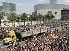 Vz s hvzdami Los Angeles Lakers míí od haly Staples Center palírem fanouk.