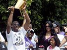 Kobe Bryant z LA Lakers s trofejí pro vítze NBA, po boku je mu jeho rodina