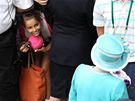 Malá fanynka tenisu si fotí anglickou královnu Albtu II., která zavítala na Wimbledon