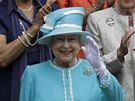 Anglická královna Albta II. zdraví diváky tenisového Wimbledonu