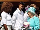 Serena Williamsová v hovoru s anglickou královnou Albtou II. Pihlíejí Roger Federer a Novak Djokovi
