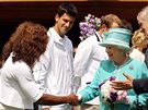 Serena Williamsová se uklání anglické královn Albt II. Pihlíí Novak Djokovi