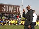 Kobe Bryant, hvzda NBA, elí dotazm malých fotbalist z jihoafrického Soweta
