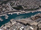 Malta. Hlavní msto Valletta z letadla, za chvíli pistáváme na vod
