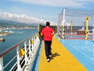 Lo Costa Mediterranea. Dráha pro jogging a inline bruslae vede kolem víceúelového sportovního hit za sítí víivky
