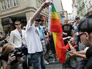 Neonacisté zapalují duhovou vlajku úastník Queer Parade (erven 2010) 