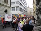 Úastnici akce Queer Parade pochodují Brnem (erven 2010)
