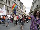 Úastnici akce Queer Parade pochodují Brnem (erven 2010)
