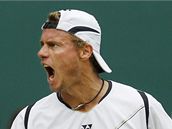 COME ON. Australan Lleyton Hewitt se povzbuzuje bhem zpasu ve Wimbledonu.