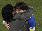 JDEME DÁL! Trenér Diego Maradona objímá svého slavného svence Lionela Messiho (vpravo)  po tetí výhe ve skupin a postupu do osmifinále.