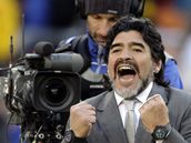 Argentinsk trenr Diego Maradona oslavuje. Jeho tm porazil Jin Koreu 4 : 1