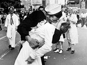 Americký námoník líbá zdravotní sestru na Times Square v New Yorku poté, co...