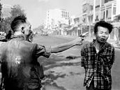 Jihovietnamsk generl Nguyen Ngoc Loan stl na ulici v Saigonu do hlavy dajnho dstojnka Vietkongu Nguyen Van Lema, znmho jako Bay Lop. (1. nora 1968)