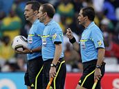 NEASTNCI Trojice uruguayskch rozhodch, kte neuznali gl Anglie proti Nmecku. Zleva hlavn Jorge Larrionda, Pablo Fandino a Maurico Espinosa (vpravo) 