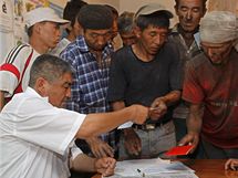 Kyrgyzov hlasuj v referendu o stav a reimu. (27. ervna 2010)