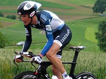 Lucembursk cyklista Frank Schleck z tmu Saxo Bank stoup do kopce bhem asovky zvodu Kolem vcarska.