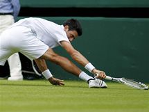 GYMNASTA. Srbsk tenista Novak Djokovi v utkn ve Wimbledonu pedvedl akrobatick zkrok.