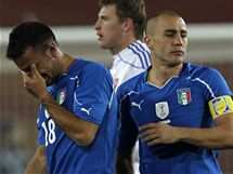 Italsk kapitn Fabio Cannavaro (vpravo) a  Fabio Quagliarella provaj bezmoc, jejich tm na MS kon