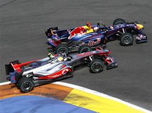 Lewis Hamilton se na trati Velk ceny Evropy pokou pedjet Sebastiana Vettela