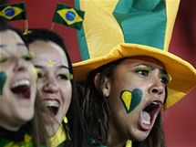 BRAZLIE DO TOHO! Fanynky brazilskch fotbalist ped osmifinle proti Chile.